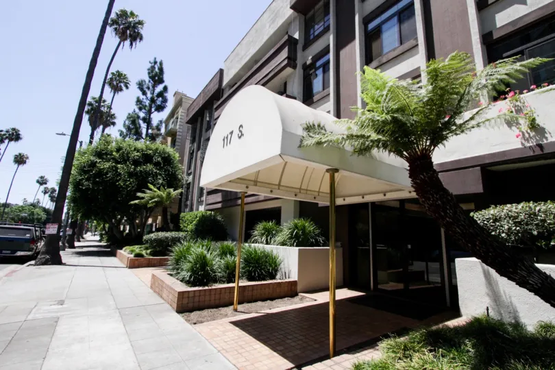 The covered entrance into Somerset of Beverly Center