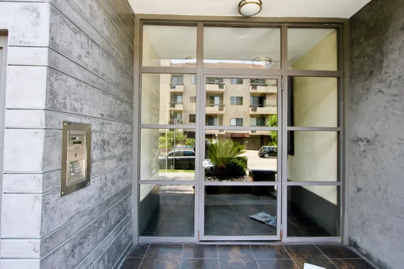 A sunny day in The 811 of beverly centter the house has the beautiful glass door.