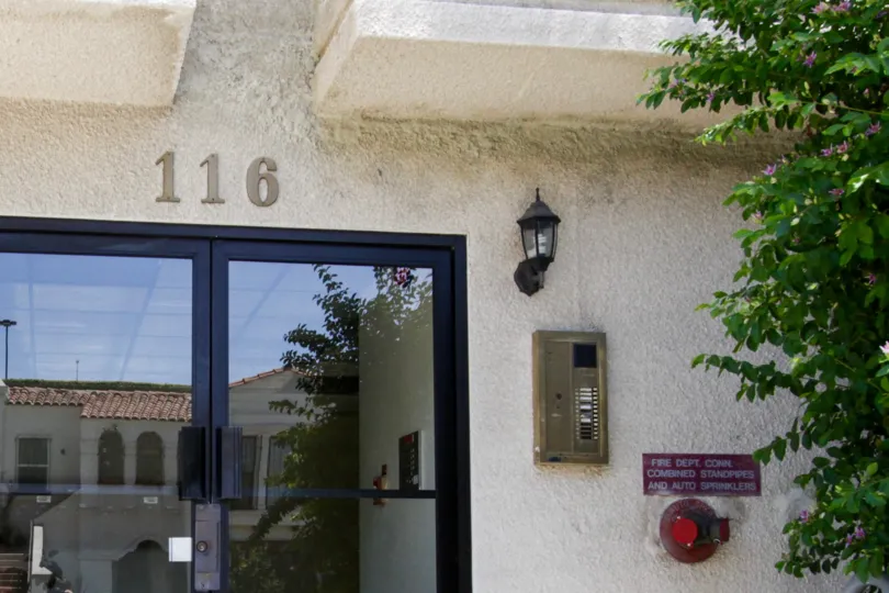 The entrance into Villa Dina