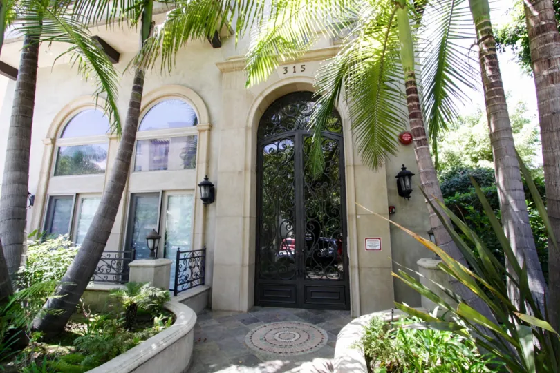 The entrance into Willaman Villas in Beverly Center