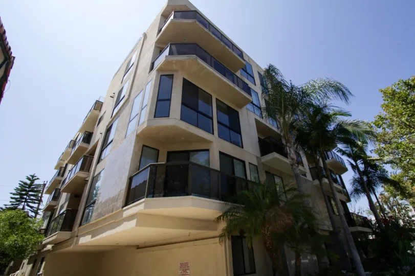 The building at 121 S Canon Dr in Beverly Hills