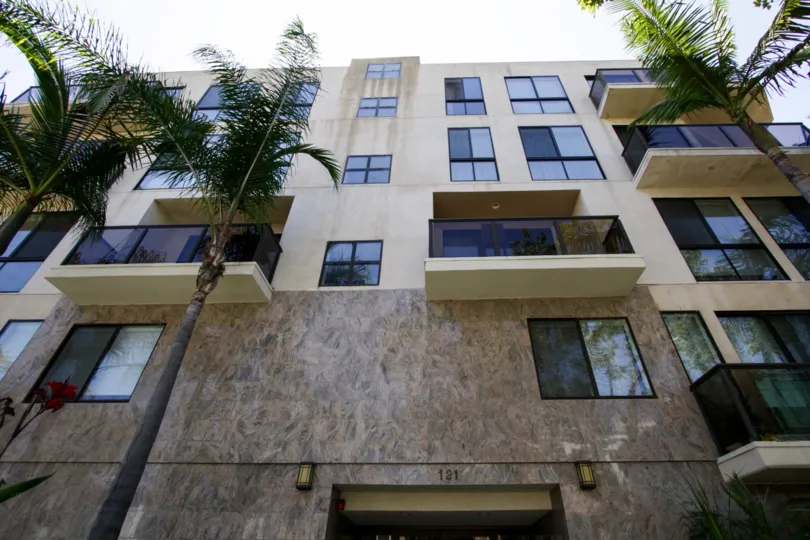 The architecture of 121 S Canon Dr