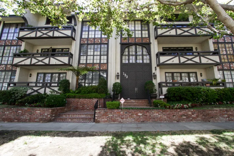The building at 133 S Oakhurst in Beverly Hills