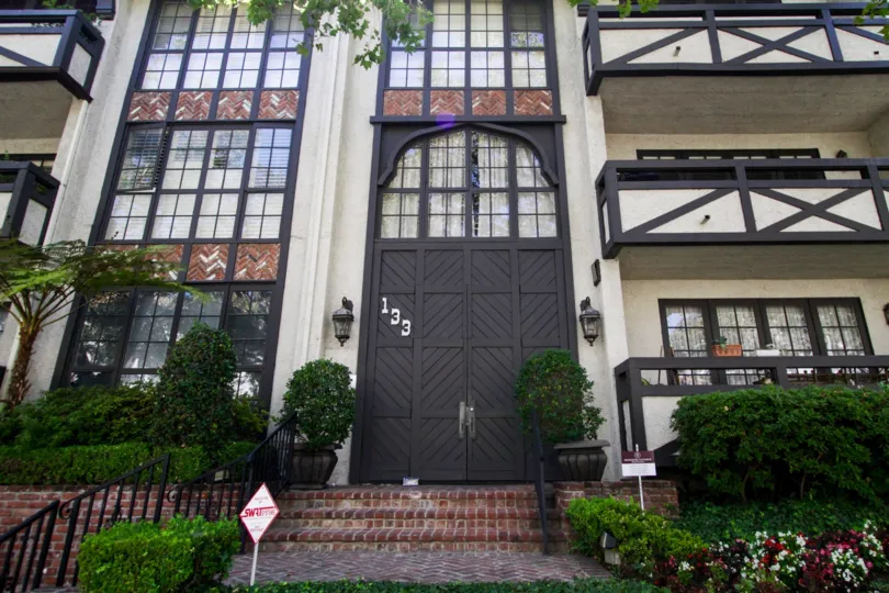 The entrance into 133 S Oakhurst