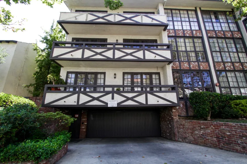 Parking for 133 S Oakhurst