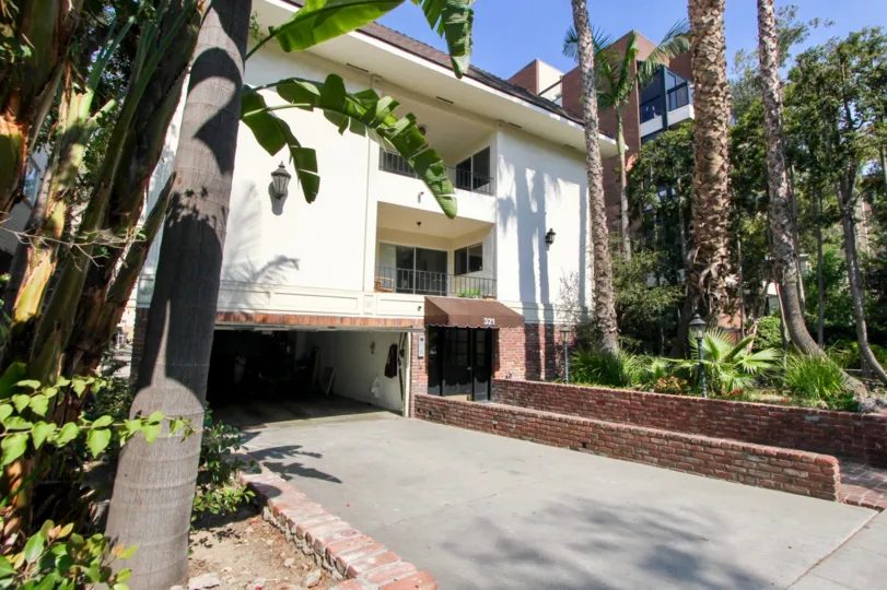 321 N Palm Dr, beverly hills, California is A beautiful well construct building which have elegant colour and shiny bright glass windows. Lots of green trees enhance its beauty. A sunny bright day give it an amazing look.