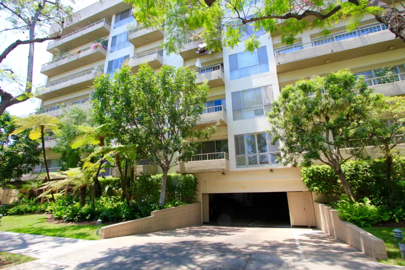 The parking at 339 N Palm Dr in Beverly Hills
