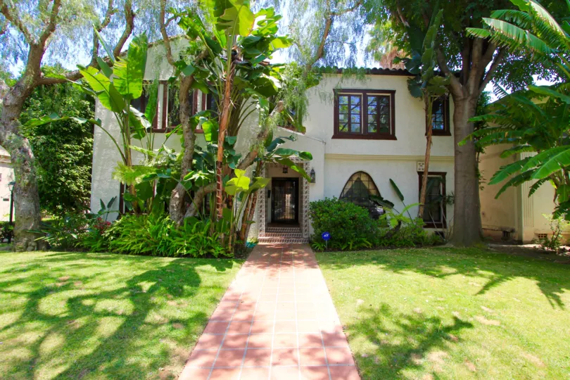 The entryway up to 340 N Oakhurst