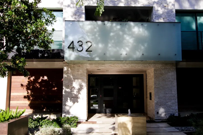 The numbers annoucning 432 N Oakhurst in Beverly Hills