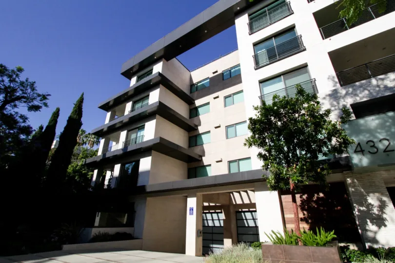 The building at 432 N Oakhurst