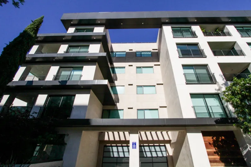 The architecture of 432 N Oakhurst in Beverly Hills