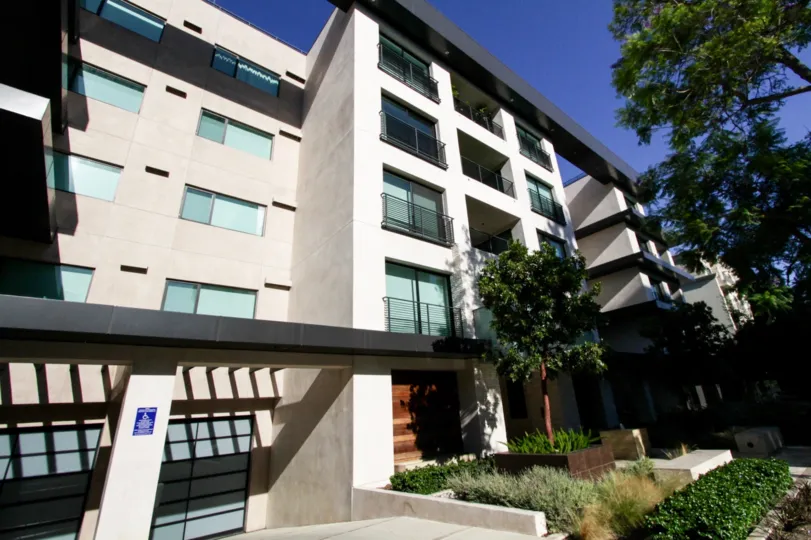 The parking for 432 N Oakhurst