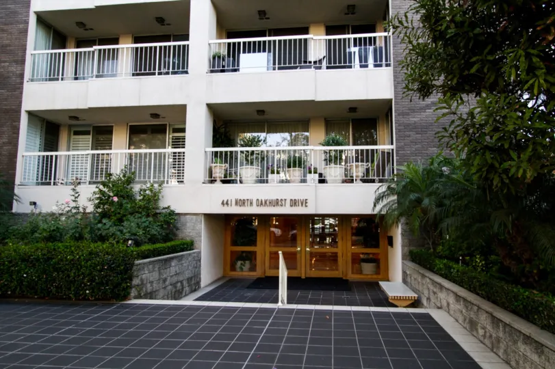 The entryway into 441 N Oakhurst in Beverly Hills
