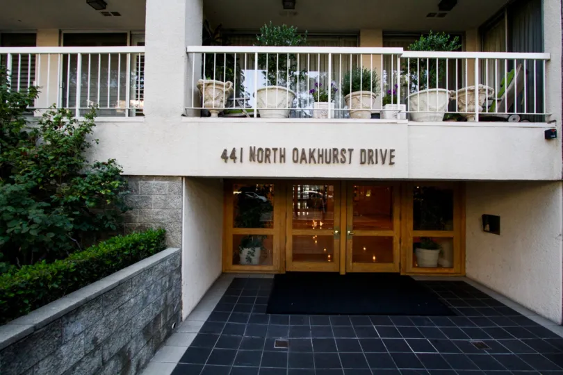 The entrance into 441 N Oakhurst