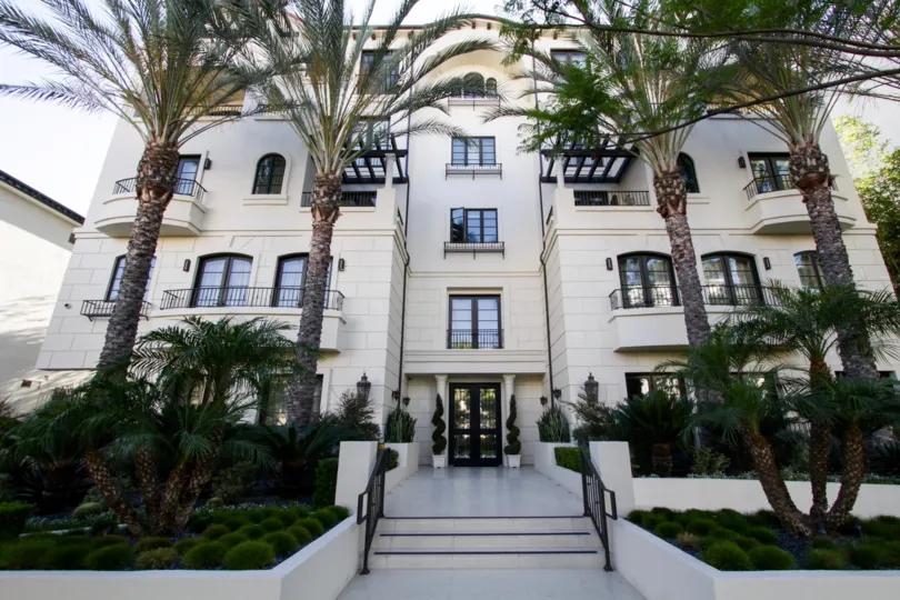 The walkway into 443 N Palm Dr