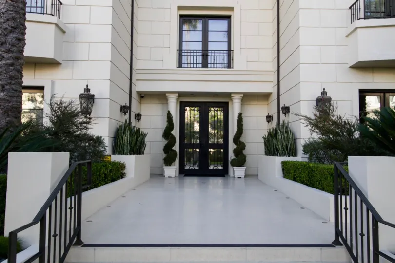 The entrance into 443 N Palm Dr