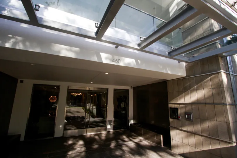 The entrance into 460 N Palm in Beverly Hills