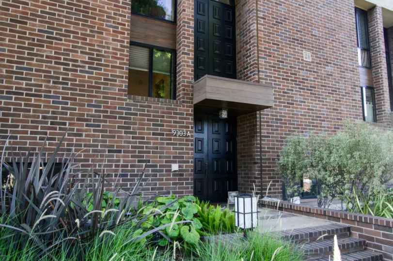 The entrance into Burtonhill Townhomes in Beverly Hills