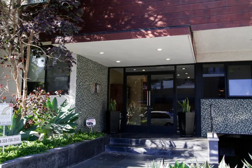 The entrance into Crescent Condos in Beverly Hills
