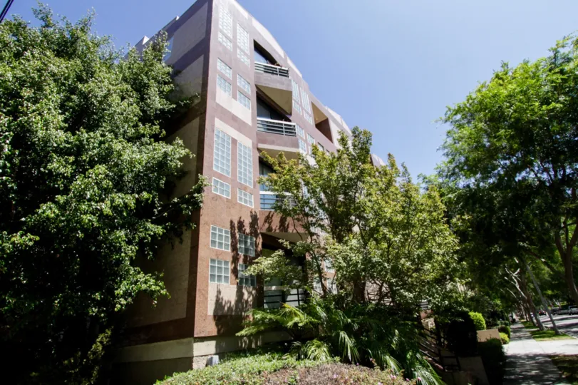 Outside view of the Crescent Townhouse building showing the privacy from the trees