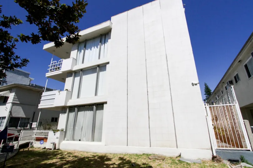 The entire Doheny Flats building