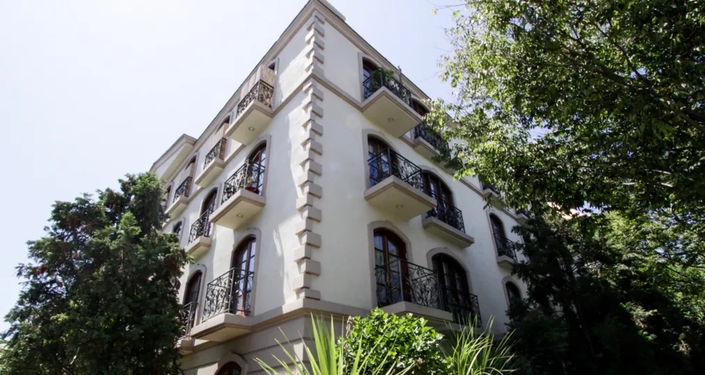 The building at Le Faubourg St Etienne in Beverly Hills
