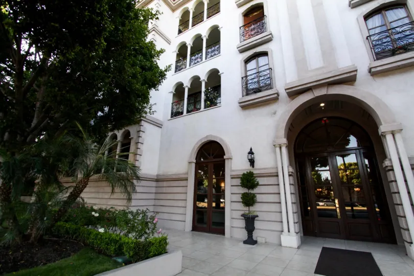 The decoration seen around the entrance into Le Faubourg St Honore