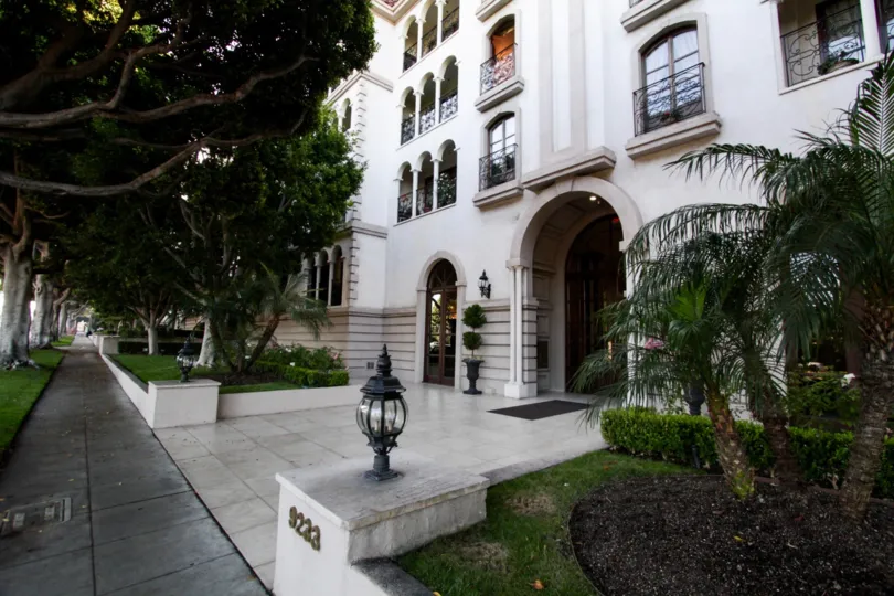 The walkway around the Le Faubourg St Honore in Beverly Hills