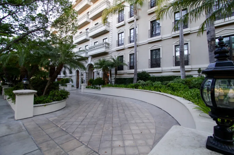 The driveway leading up to the Le Faubourg St Louis in Beverly Hills