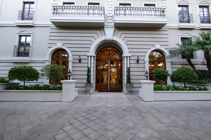 The entrance into Le Faubourg St Louis in Beverly Hills