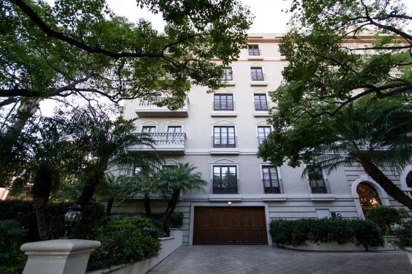 The parking at Le Faubourg St Louis in Beverly Hills