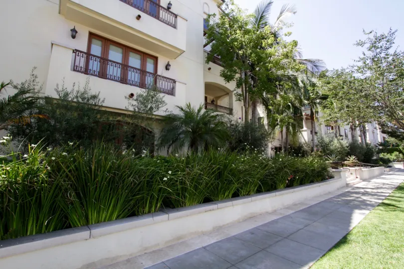 The walkway around the Maison Reeves