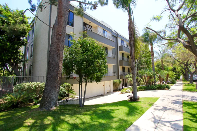 The Oakhurst Sqaure building in Beverly Hills