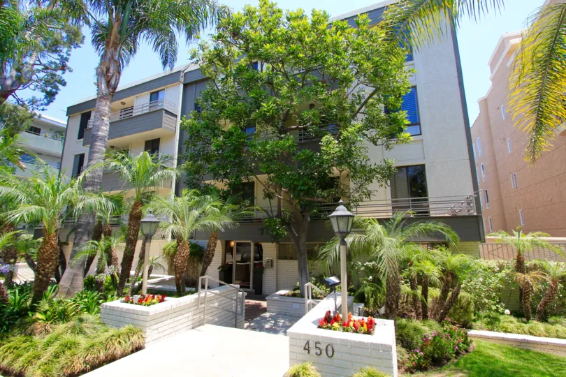 The walkway into the entrance of Oakhurst Square