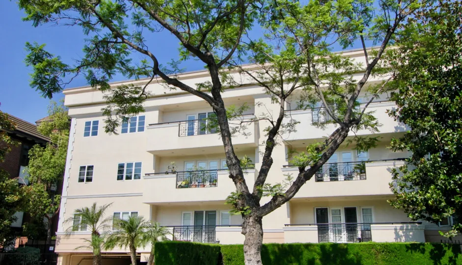 Palm Drive Plaza, Beverly hills, California is A beautiful sky high well construct building which have elegant colour and shiny bright glass windows. Lots of green trees enhance its beauty. A sunny bright day give it an amazing look.
