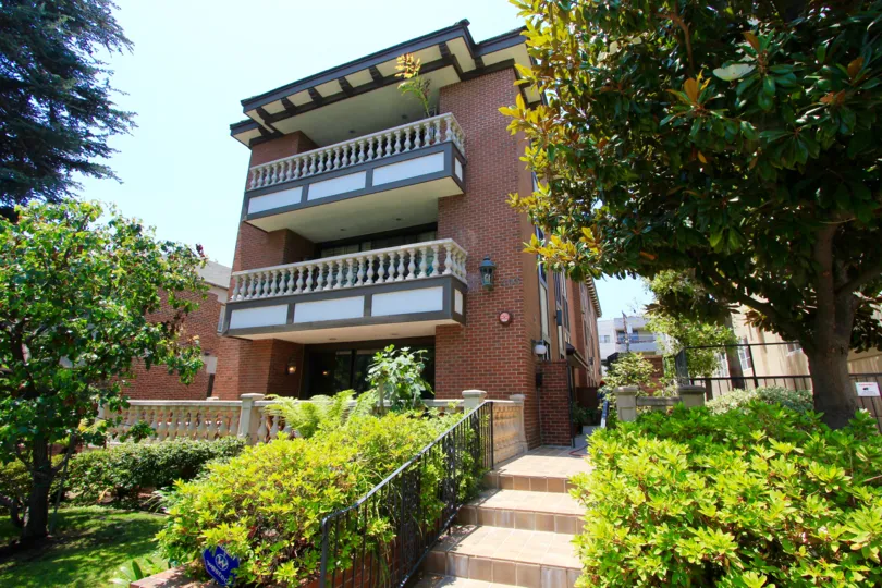 The entrance to Palm Drive