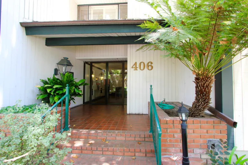The entrance into the Regency Oakhurst