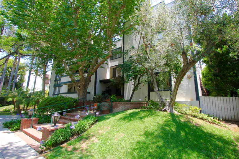 The Regency Oakhurst landscaping in Beverly Hills