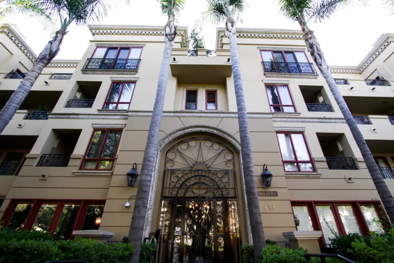 The entrance into The Oakhurst in Beverly Hills