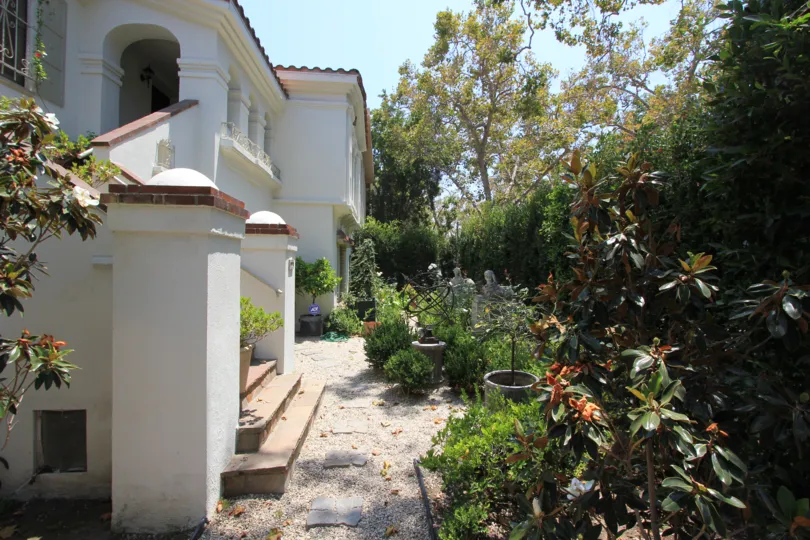 The entrance into the Villa Almont