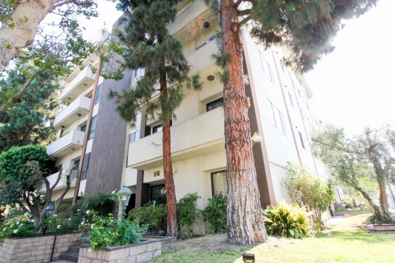 Good view of Wilshire Swall and her green spaces, beverly hills, California