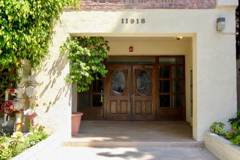 close shot of 11918 kiowa and it's classy door entrance, brentwood, California