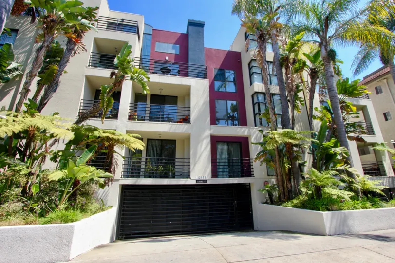 A sunny day at the front part of the 12000 Goshen's community in Santa Monica, CA