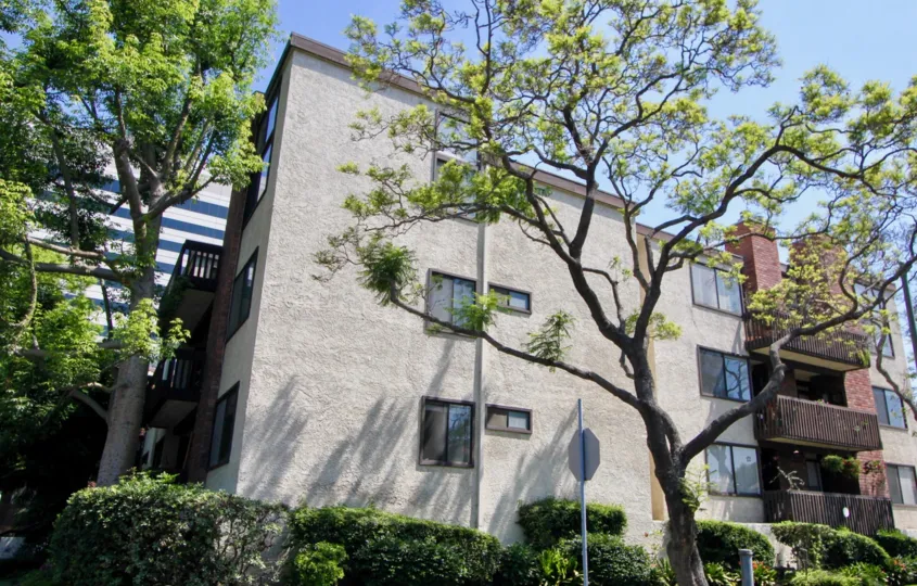 A sunny day at the 12124 Goshen's community in Santa Monica, CA