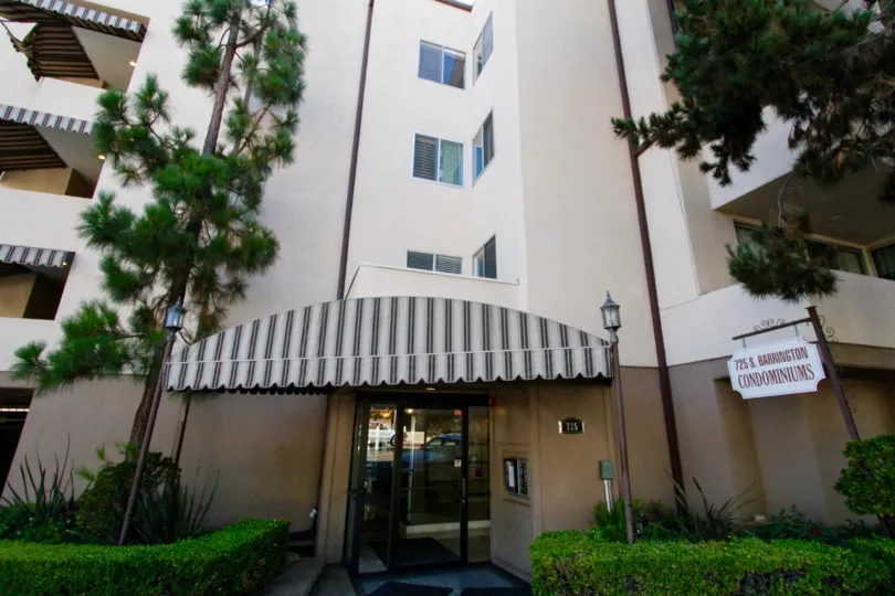 The entry of 725 S Barrington condo building