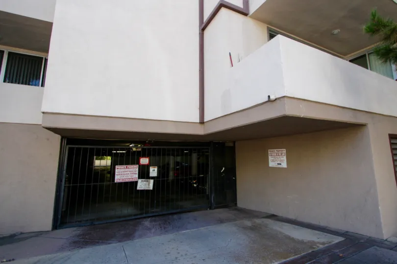 Garage Entrance to 725 S Barrington