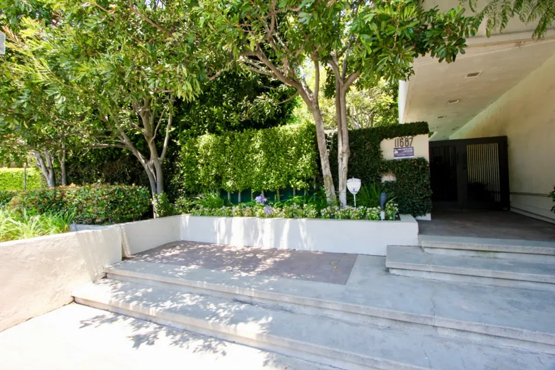 The beautiful gorden design in Bel courtside of brentwood that should properly managed.