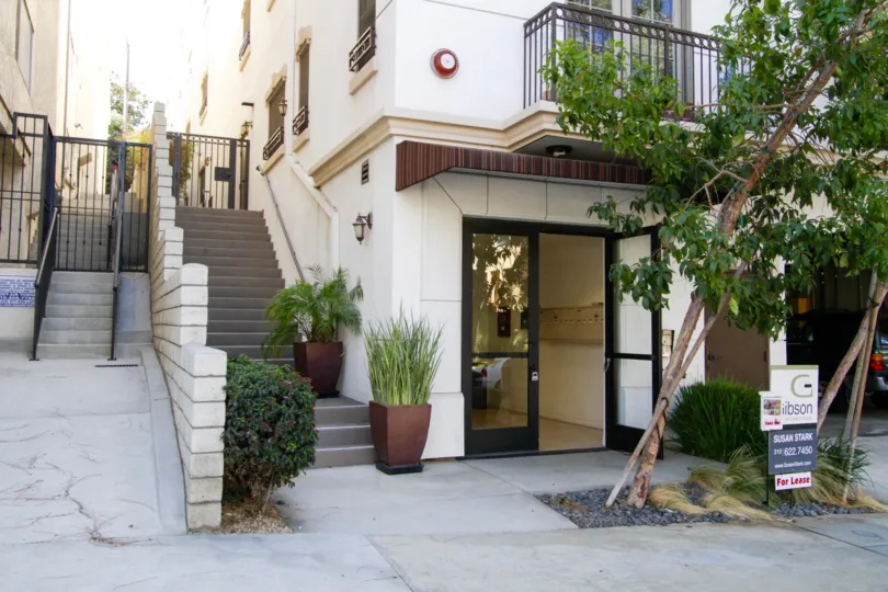 The Brentwood Crest design is contemporary