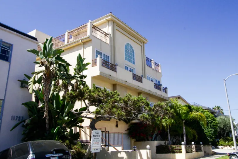 Side view of the Brentwood Mayfield condos