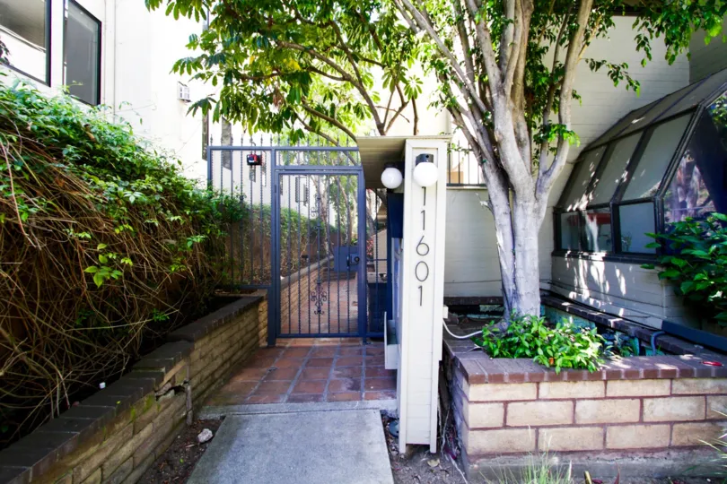 Entrance to Brentwood Somerset condos
